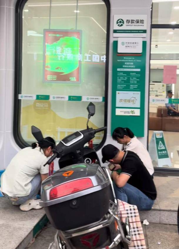 皇冠登1登2登3申请_病重老人在银行取钱时去世 涉事银行：家属未说明老人身体情况 知情人称来时已病危