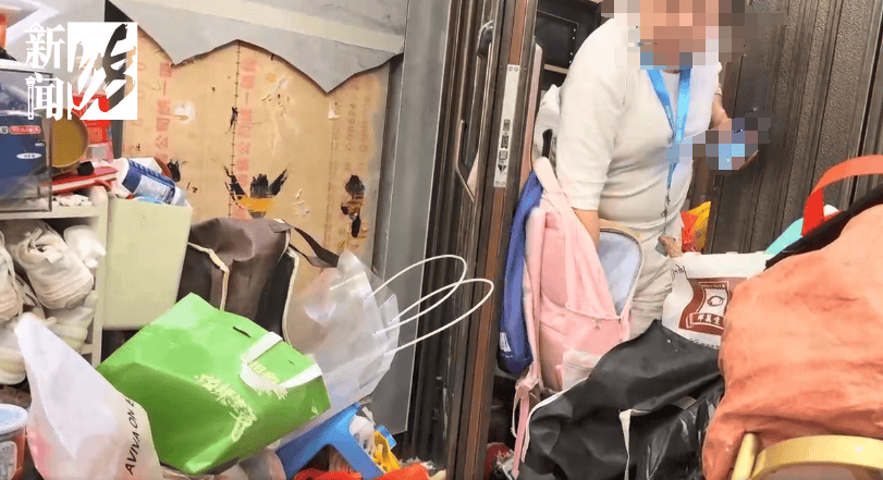 皇冠体育App下载_垃圾堆满皇冠体育App下载，臭到离谱！上海顶流豪宅业主也拾荒？邻居直呼倒大霉，不能忍！