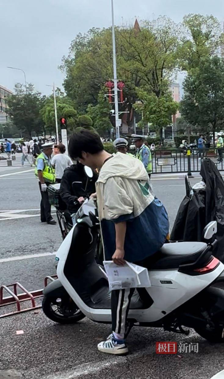 皇冠注册平台_“我妈记错时间了！”高考第二天皇冠注册平台，连续两名考生向记者借手机联系家长