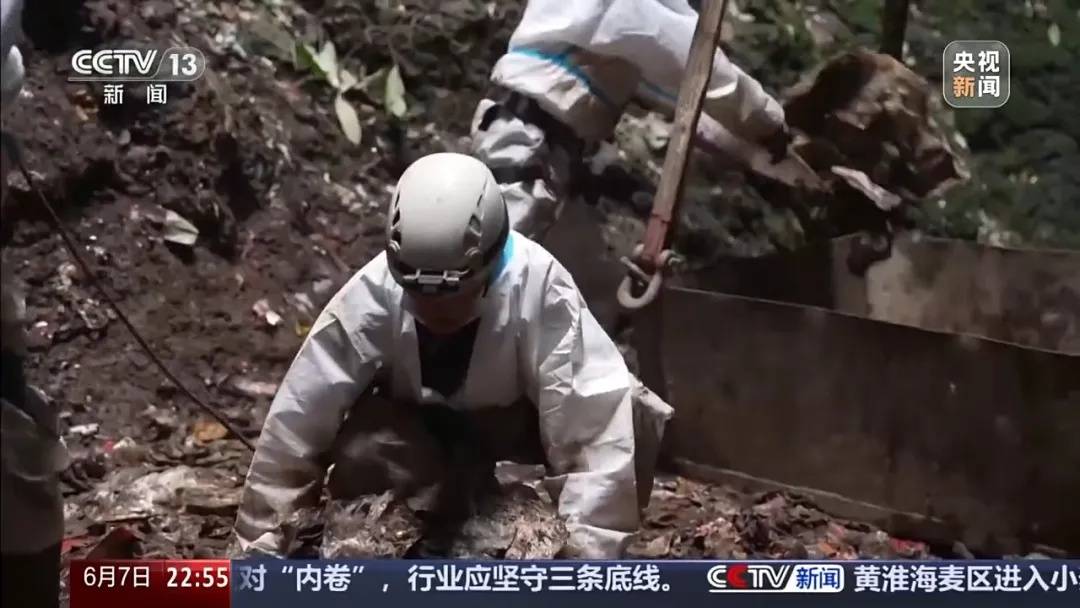 皇冠信用网如何申请_张家界一天然溶洞垃圾堆积皇冠信用网如何申请，当地一村支书威胁谁来天坑拍照就打，官方通报：已停职检查