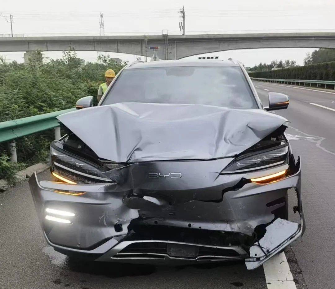 皇冠信用网登3代理_漯河：高速上司机扭头看孩子皇冠信用网登3代理，瞬间追尾！