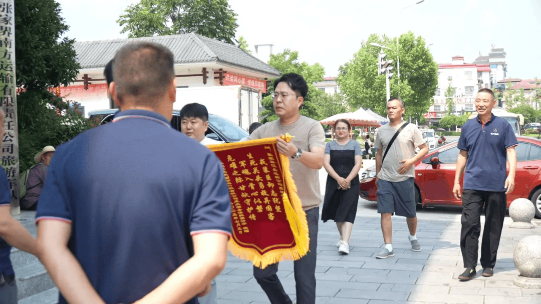 法国足球甲级联赛
_张家界司机高速上突发疾病法国足球甲级联赛
，晕倒前尽全力熄火刹车救下整车韩国游客，自己不幸离世，年仅41岁，他是退役军人