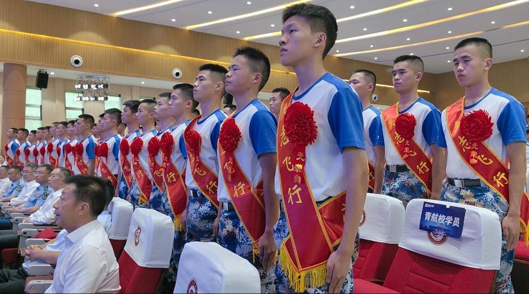 美国足球
_人数全国第一美国足球
！绵阳中学40余人被录取为空军飞行学员