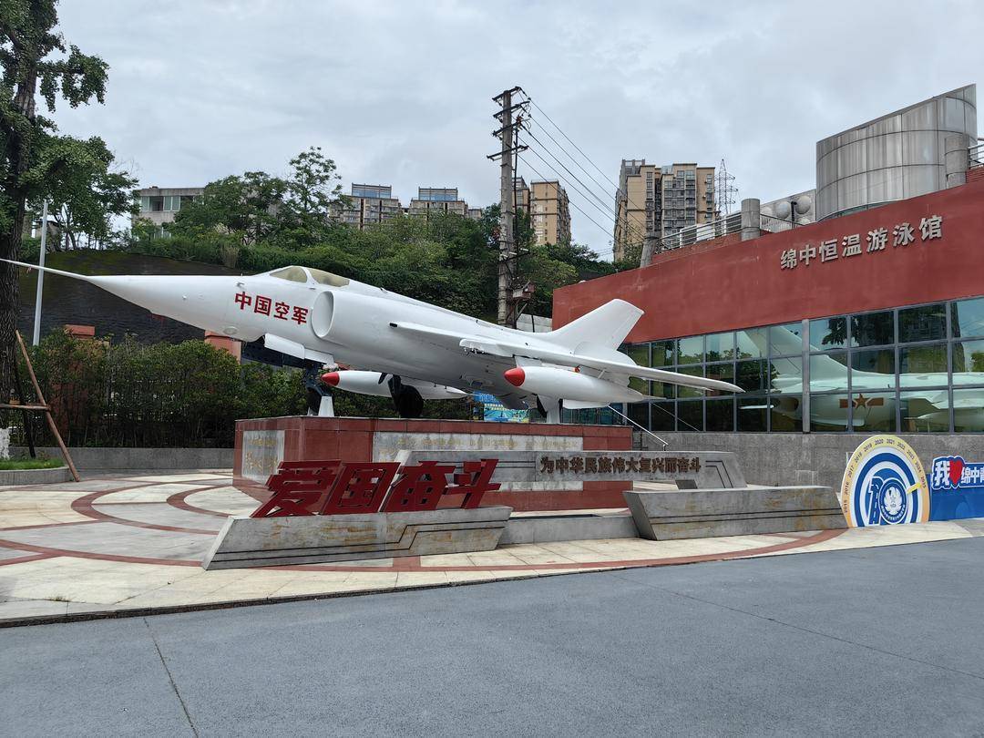 美国足球
_人数全国第一美国足球
！绵阳中学40余人被录取为空军飞行学员