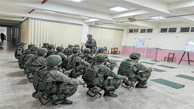 皇冠登1代理_脱下军服皇冠登1代理，400多名美军登陆台岛！不管谁来都挡不住解放军利剑