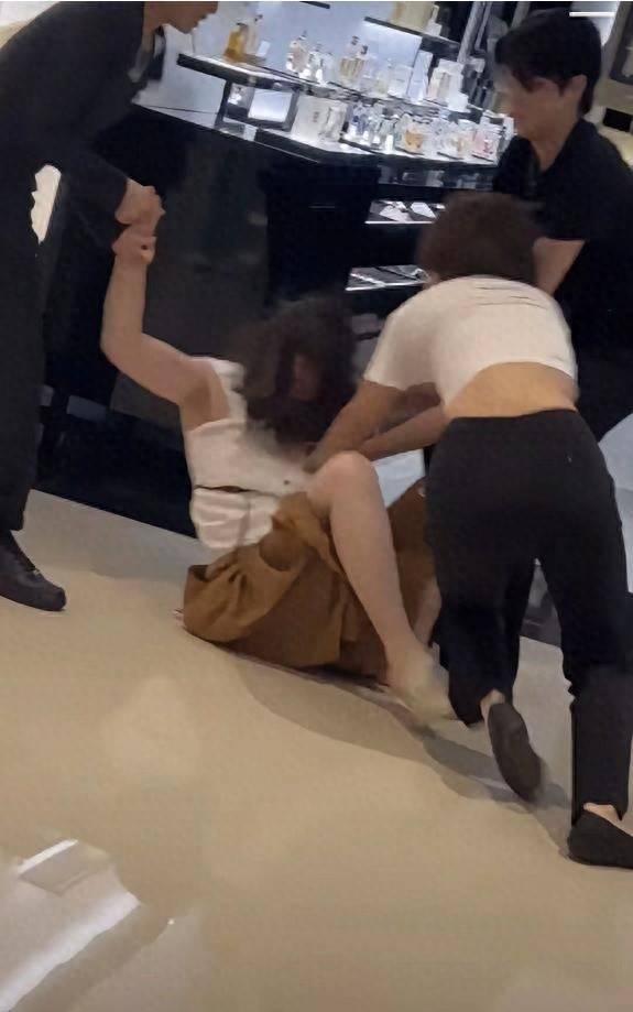 皇冠信用网结算日是哪天_两女子在合肥万象城香奈儿门前当众扭打皇冠信用网结算日是哪天，警方回应