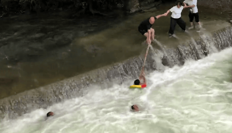 皇冠信用網最高占成_孩子被卷漩涡皇冠信用網最高占成，男游客施救托举时溺水 对话本人：已无碍，听到“叔叔救我”啥也没想就去了