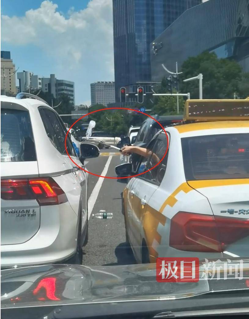 皇冠信用网登2
_汉口街头发生不和谐一幕：白色汽车有人向出租车泼水皇冠信用网登2
，的哥挥舞甩棍击破白车玻璃……