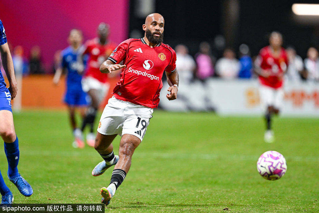 皇冠信用网去哪里弄_肚子有点大皇冠信用网去哪里弄！曼联新援姆贝莫引热议 球迷:身材和我差不多