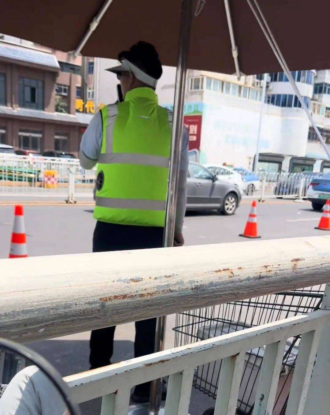 皇冠信用网会员开户申请_胖东来回应给员工配备空调服：因室外气温较高皇冠信用网会员开户申请，专为外勤人员发放