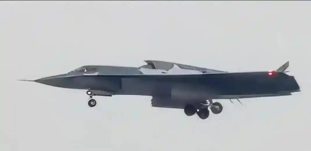 泰国乙组联赛
_战斗机越造越庞大泰国乙组联赛
，歼 - 45 超大个头造型前卫，恰似 “空中巨无霸”