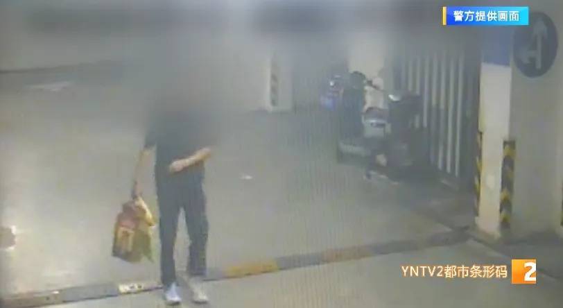 英格兰超级联赛
_凌晨怪事！男子提着茅台袋子在车库英格兰超级联赛
，翻垃圾桶竟为了.....