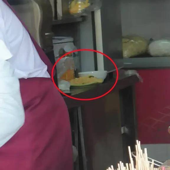 皇冠信用網代理
_餐馆将两盘吃剩的炒饭回收并混合皇冠信用網代理
，顾客怀疑其重新售卖，市监：未发现证据，已令商家停业整改卫生