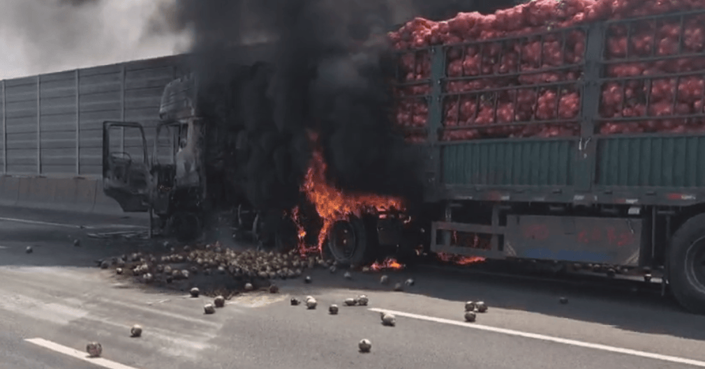 阿拉伦斯vs安提瓜_司机往后视镜一看阿拉伦斯vs安提瓜，糟了！670万元货物“葬身火海”