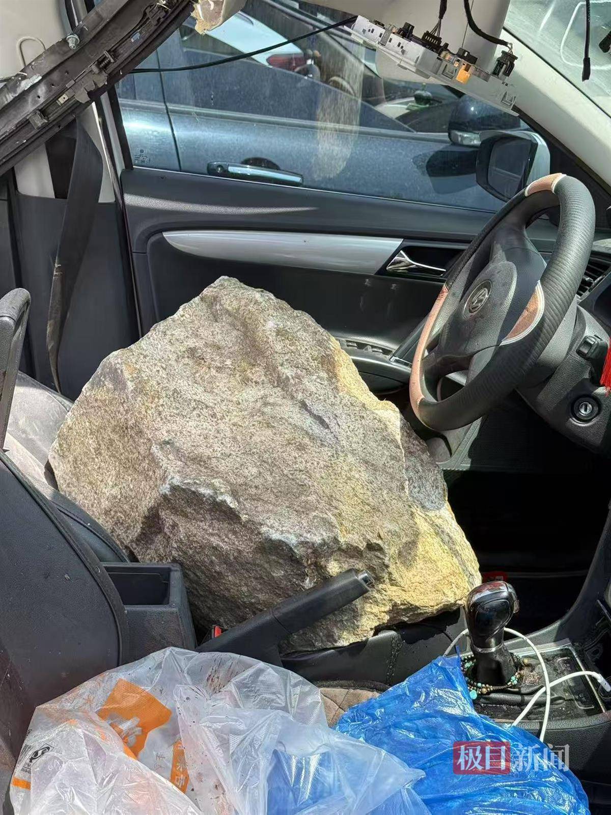 川崎前锋vs町田泽维亚_一家四口自驾遇落石36岁男子被砸身亡川崎前锋vs町田泽维亚，两天后是他小女儿2周岁生日，死者父母：再也见不到儿子儿媳一同回家