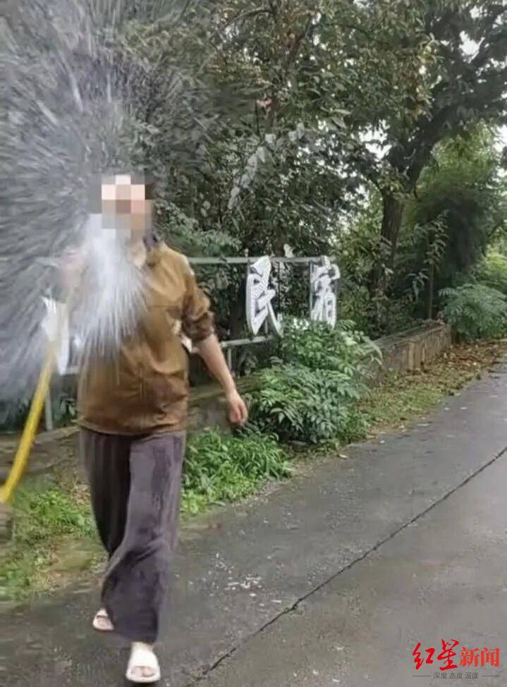 皇冠信用网登3代理_游客景区内“捡板栗壳”与民宿老板起冲突皇冠信用网登3代理，官方曾发文邀约捡板栗，景区称已处理完毕