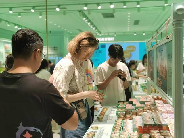 怎么开皇冠信用网_俄罗斯游客在上海一人狂买6台华为