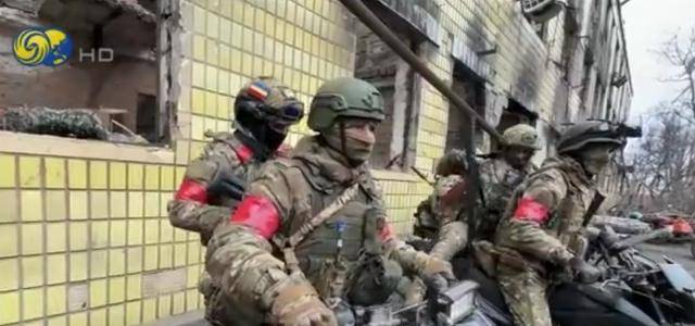 皇冠信用盘注册
_俄军摩托车冲锋队突击红军城：穿插乌军阵地皇冠信用盘注册
，对纵深目标迂回渗透