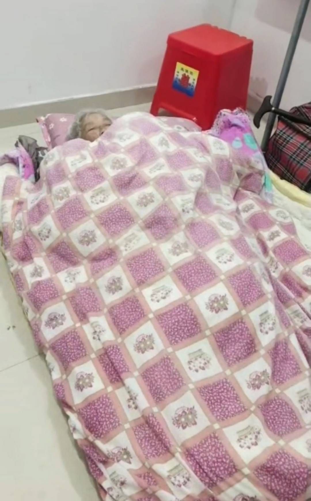 克里夫兰骑士 vs 波特兰开拓者
_江苏南通94岁老人被发现在楼道打地铺克里夫兰骑士 vs 波特兰开拓者
,社区:子女轮流赡养,可能送来时人不在家