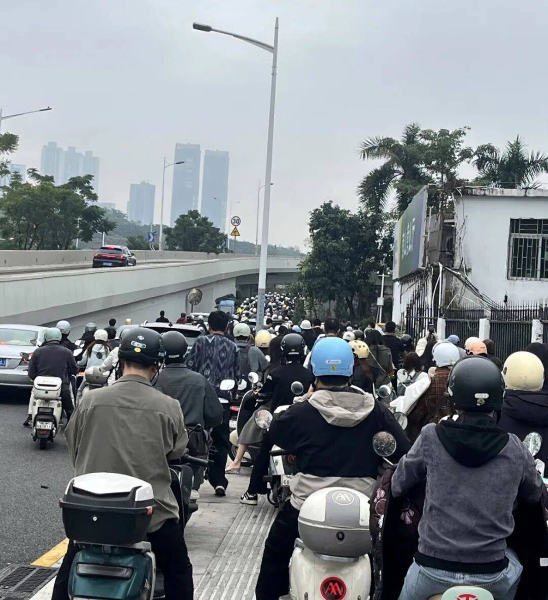 厄瓜多尔足球
_“等到车熄火”!深圳一主干道厄瓜多尔足球
,因封路导致拥堵!多部门研究疏解方案