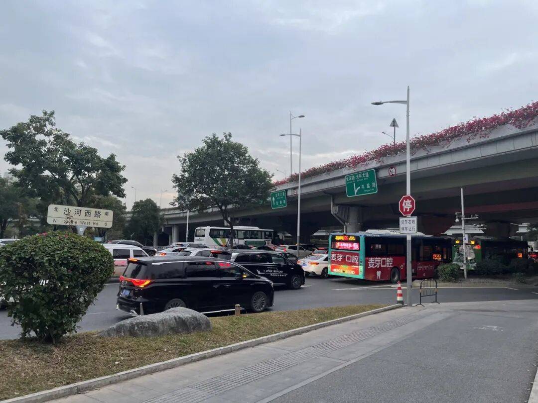 厄瓜多尔足球
_“等到车熄火”!深圳一主干道厄瓜多尔足球
,因封路导致拥堵!多部门研究疏解方案