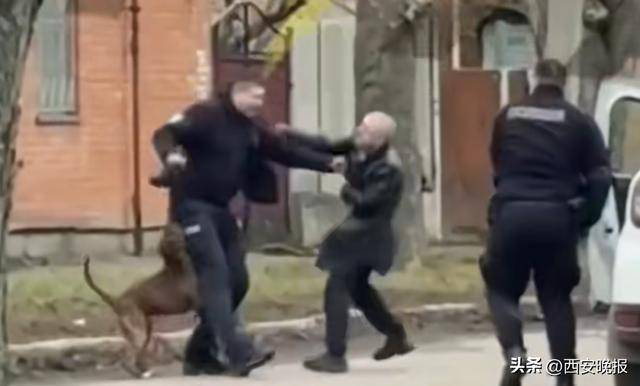 2026世界杯需要熬夜吗
_乌男子遭征兵处抓捕2026世界杯需要熬夜吗
，小狗冲上前护主，将征兵人员咬到大叫倒地，现场一片混乱看笑路人