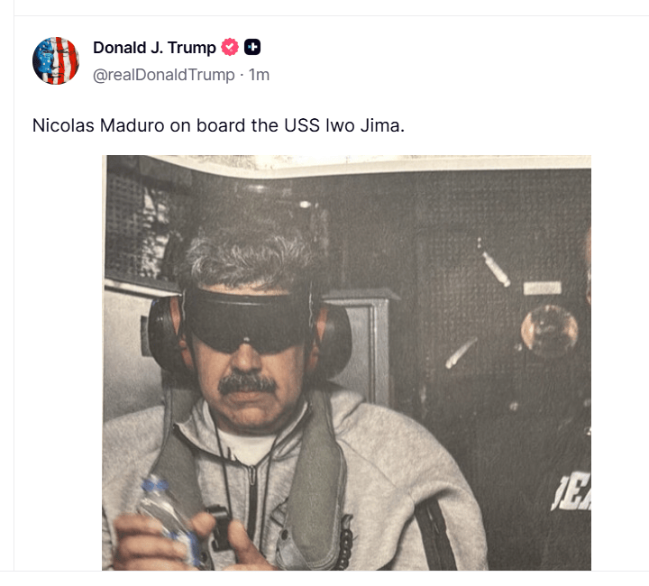 皇冠信用网平台_现场视频曝光:马杜罗戴着脚镣走下飞机皇冠信用网平台,在美国联邦探员的包围下进入机库