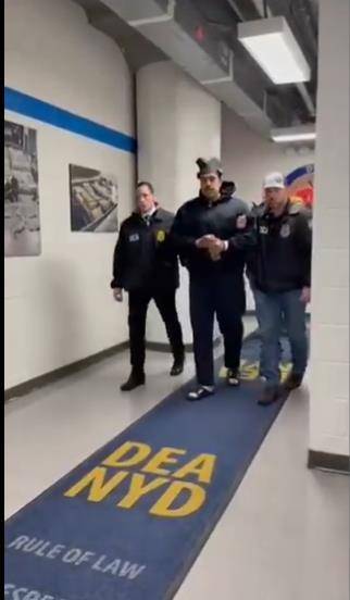 皇冠信用网会员开户_马杜罗现身美国缉毒局皇冠信用网会员开户,身穿黑色卫衣,戴手铐说“晚安,新年快乐”