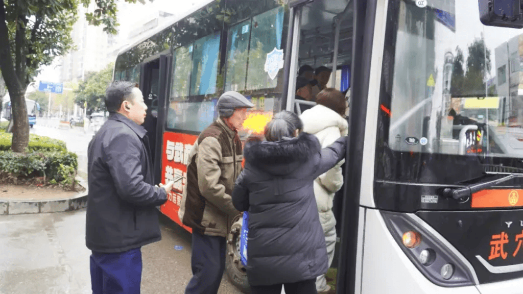 皇冠信用网如何开户_多地相继实施“免费公交”:湖北武穴一年投入达3800余万元