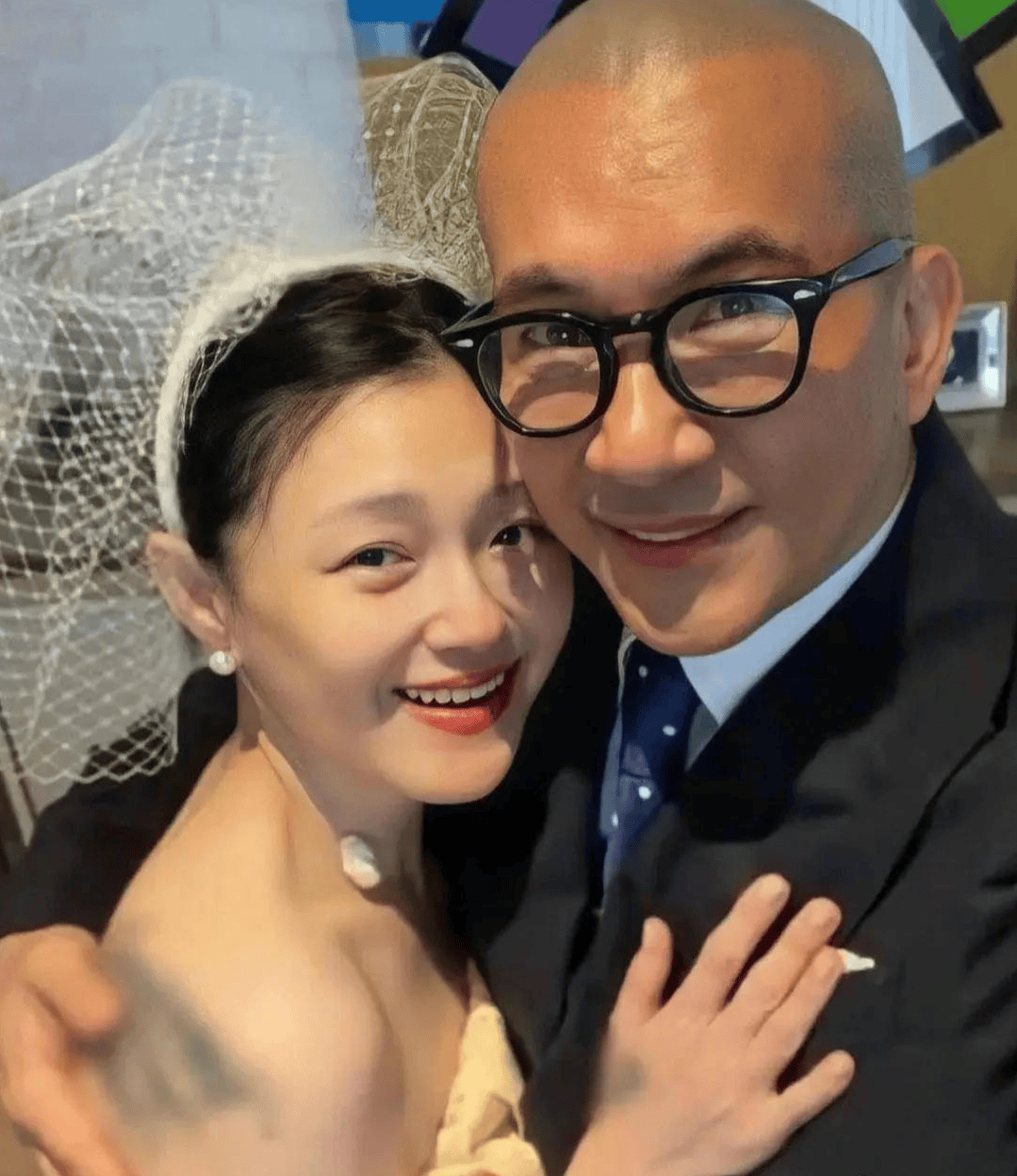 皇冠信用网代理申请_网友墓园偶遇具俊晔皇冠信用网代理申请,为已故妻子大S擦拭墓碑