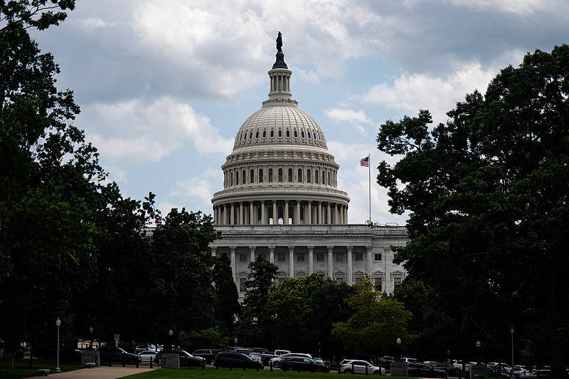 正版皇冠信用网开户_特朗普:支持推进“限制总统战争权”的共和党议员不应连任