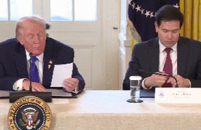 皇冠信用网_特朗普直接把纸条内容念出来了皇冠信用网，鲁比奥快“碎”了…