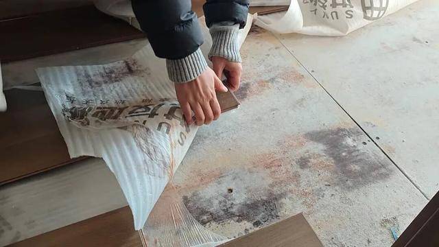 皇冠信用网网址
_河南郑州保利一小区超两百户精装房成“霉菌房” 皇冠信用网网址
,家里一股霉味