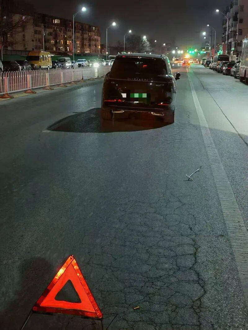 世界杯预赛_长约1米世界杯预赛，底部还有弯钩！北京一车主的轮胎被路面遗撒扎爆，损失谁担？