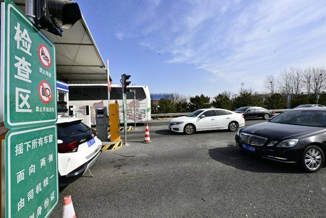 皇冠足球比分_近6万辆车抵京皇冠足球比分，通州交警全力保障入京通道畅通