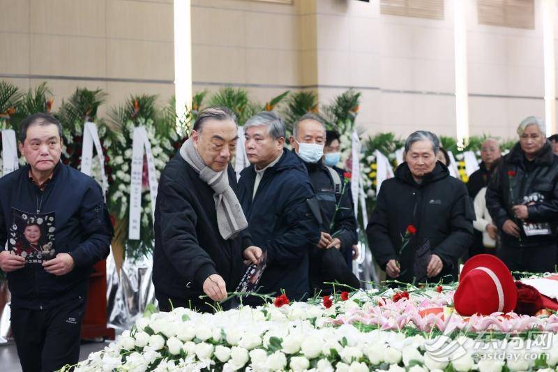 皇冠代理联系方式 _上海市民送别百岁嫩娘：从艺八十载皇冠代理联系方式 ，最后一次红装谢幕 | 组图