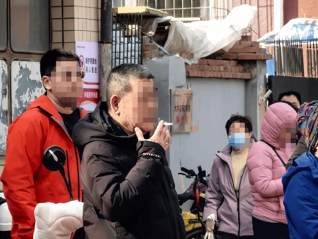 如何申请皇冠信用网_十几分钟都忍不了如何申请皇冠信用网，非得在校门口抽烟？要是您家孩子经过呢？