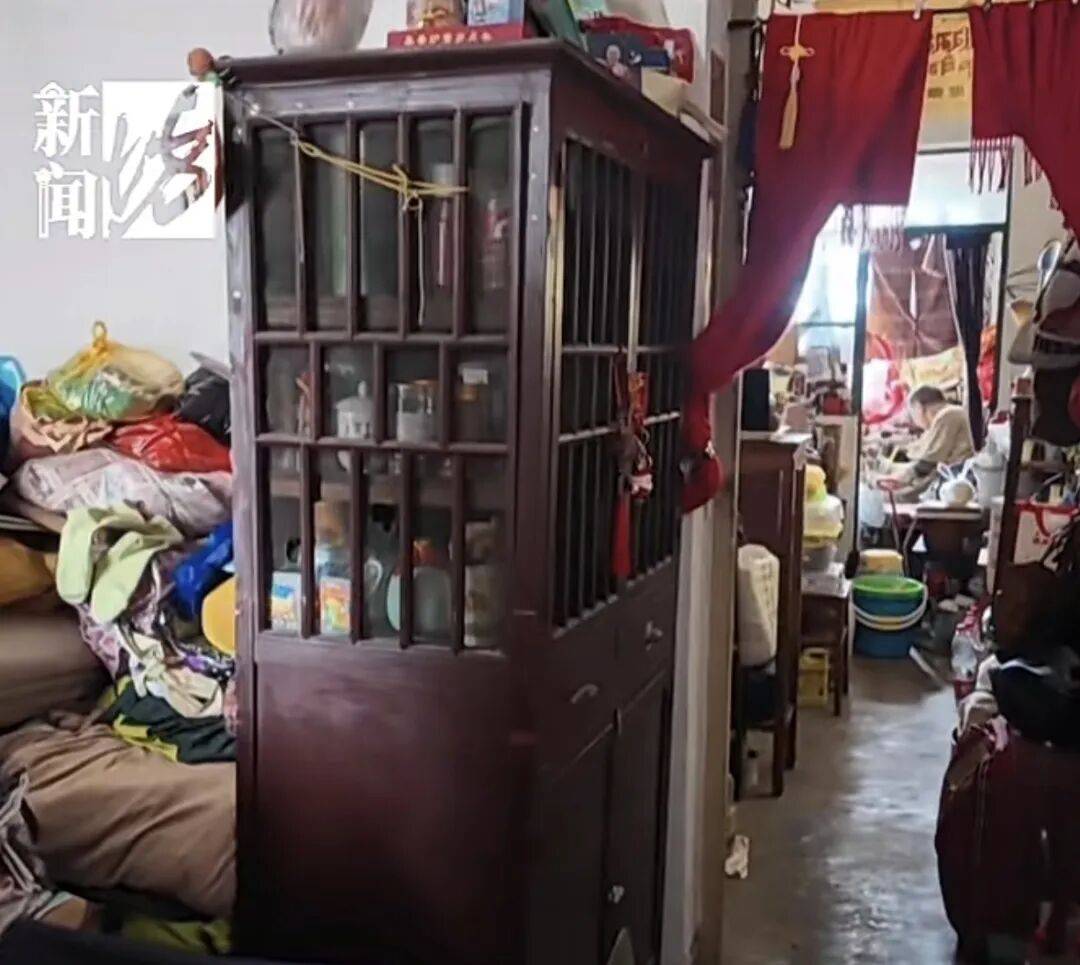 捷克足球_上海六旬男子自称“闭关修行”捷克足球，家中臭气熏天，邻居：他大小便都在塑料袋里