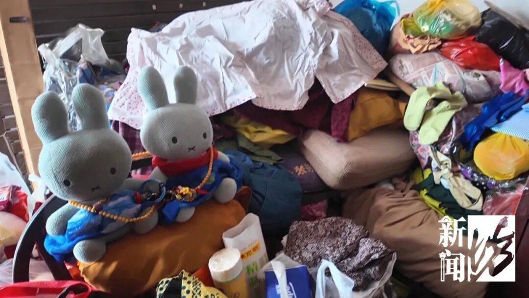 捷克足球_上海六旬男子自称“闭关修行”捷克足球，家中臭气熏天，邻居：他大小便都在塑料袋里