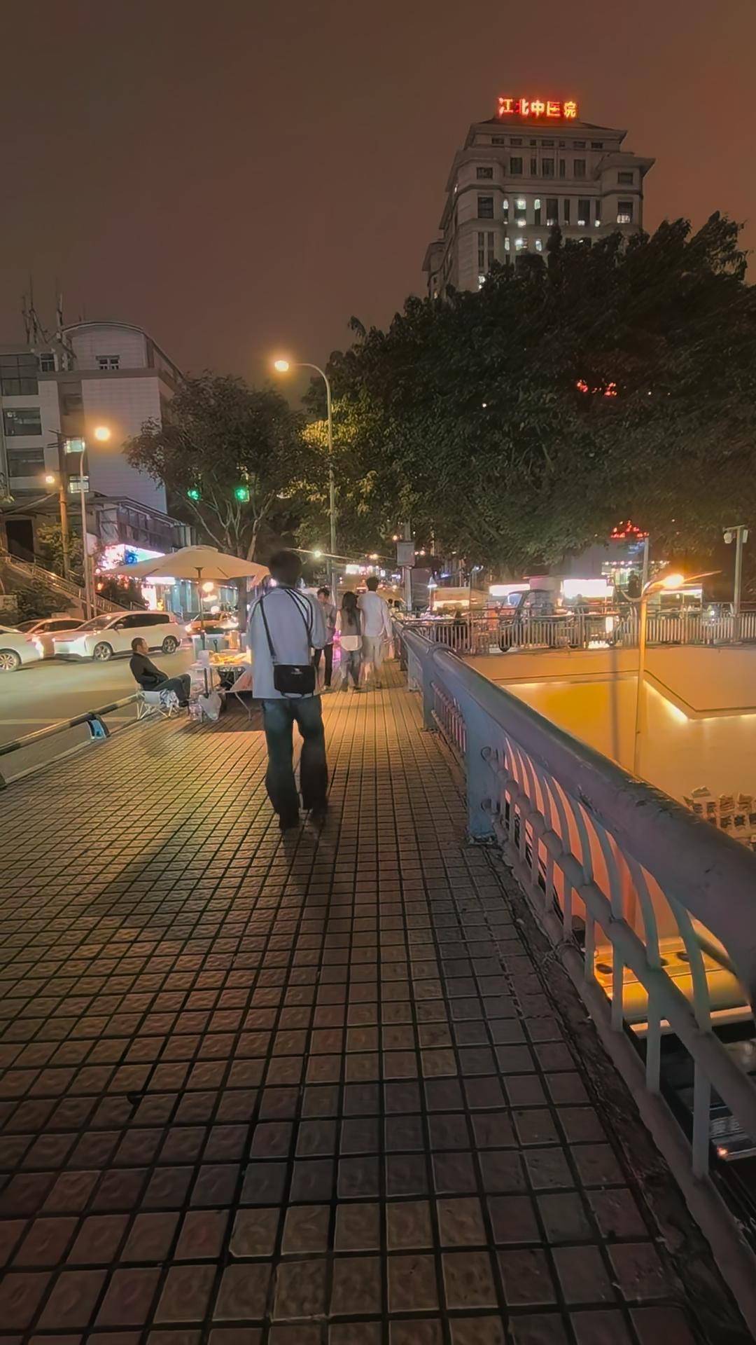 皇冠代理登3
_网红王扁在重庆摆摊卖烧烤被一男子袭击 目击者:肇事者已被民警抓获